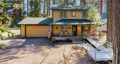 3BR House w/ Lake Views, Full Kitchen, A/C & Wifi