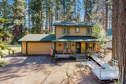 3BR House w/ Lake Views, Full Kitchen, A/C & Wifi