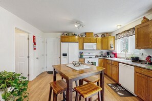 House (3 Bedrooms) | Interior - 3BR House w/ Lake Views, Full Kitchen, A/C & Wifi (Chiloquin)