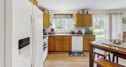 3BR House w/ Lake Views, Full Kitchen, A/C & Wifi