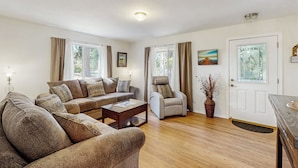 A living room with a sofa set, armchairs, a coffee table, and a door with a glass panel. - Access to Latakomie Shores Lakefront Park! (Chiloquin)