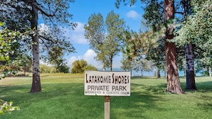 A sign for Latakomie Shores Private Park with a clear sky and trees in the background. - Access to Latakomie Shores Lakefront Park! (Chiloquin)
