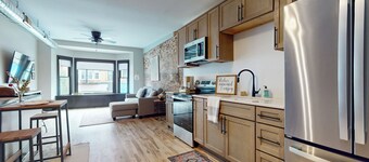 1 BR Apartment w/ Full Kitchen & Great Location