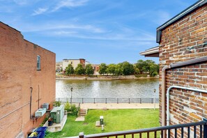 Apartment (1 Bedroom) | Interior - 1 BR Apartment w/ Full Kitchen & Great Location (Janesville)