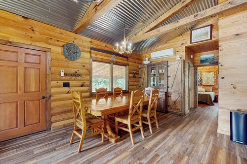 2BR Cabin w/ Fire Pit & Outdoor Kitchen