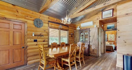 2BR Cabin w/ Fire Pit & Outdoor Kitchen