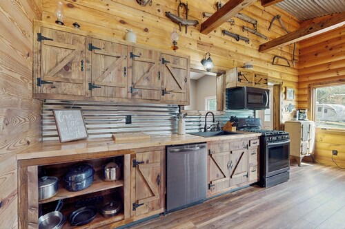 2BR Cabin w/ Fire Pit & Outdoor Kitchen