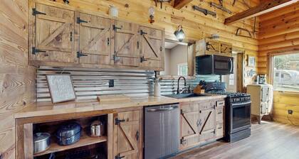 2BR Cabin w/ Fire Pit & Outdoor Kitchen