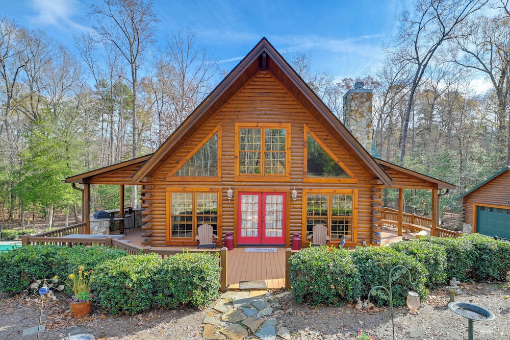 1 Mi to Lake Tillery: Outdoor Retreat w/ Hot Tub! - Ansonville, NC