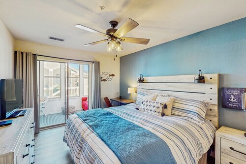 2BR Poolside Condo w/ Sunroom, Close to Marina
