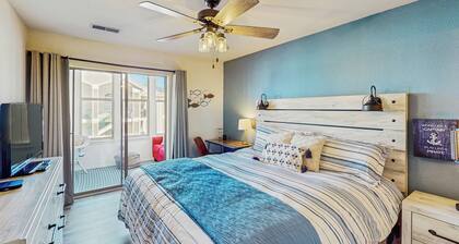 2BR Poolside Condo w/ Sunroom, Close to Marina