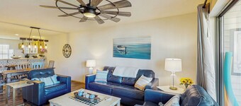 2BR Poolside Condo w/ Sunroom, Close to Marina