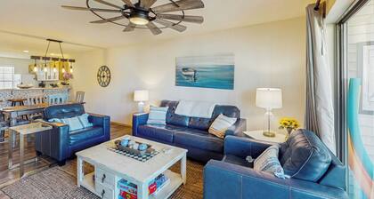 2BR Poolside Condo w/ Sunroom, Close to Marina