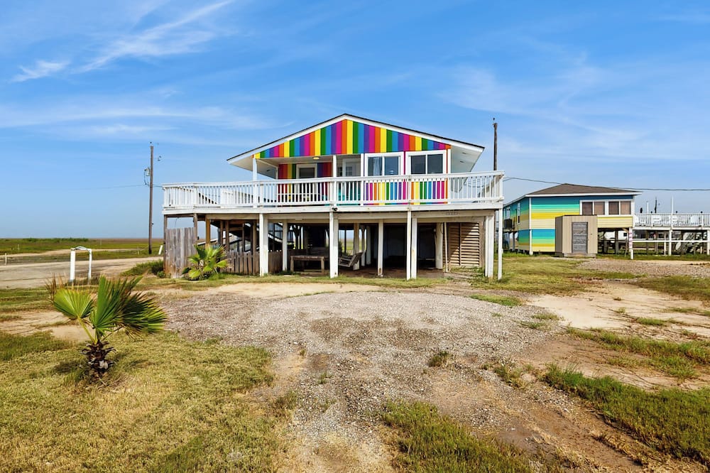 Oceanfront Bliss in Freeport! Colorful Beach House - San Luis Pass, TX