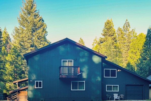 Front of property - 5BR House Near Lassen, Large Deck & Hot Tub (Shingletown)