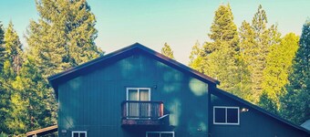 5BR House Near Lassen, Large Deck & Hot Tub