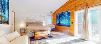 5BR House Near Lassen, Large Deck & Hot Tub