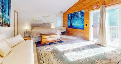 5BR House Near Lassen, Large Deck & Hot Tub