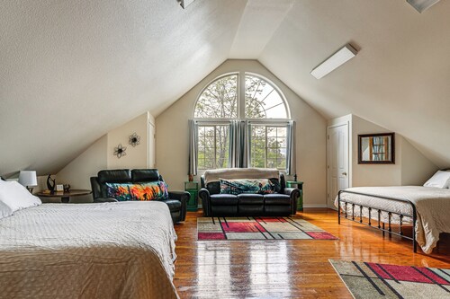 Explore Caves & Coast! Family-friendly Oregon Stay