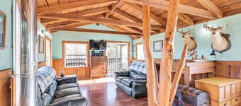 Peaceful Mountain Cabin w/ Views in Williamsburg