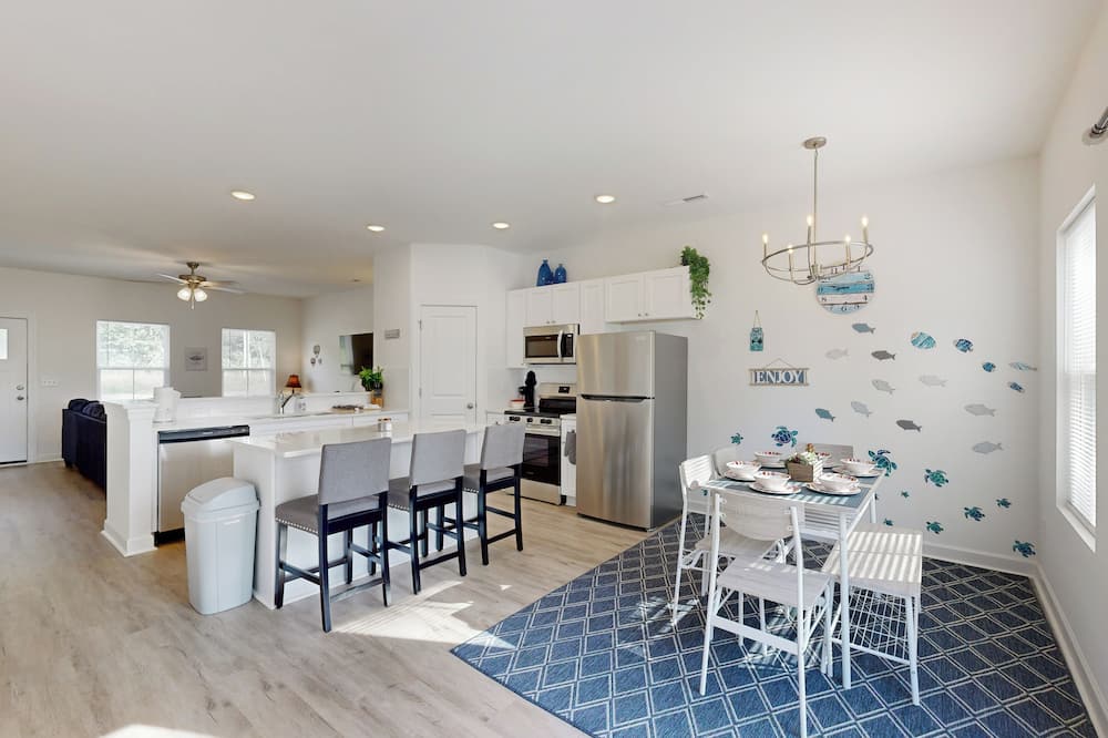 4BR Lakefront Retreat w/ Furnished Deck, Dock - Providence, NC