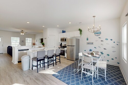 4BR Lakefront Retreat w/ Furnished Deck, Dock