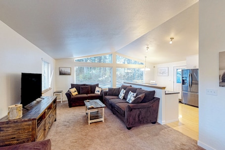 Interior. 2 BR Cozy Home Near Hiking w/ Grill