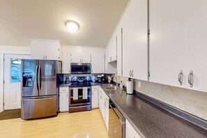 House (2 Bedrooms) | Interior - 2 BR Cozy Home Near Hiking w/ Grill (Orting)