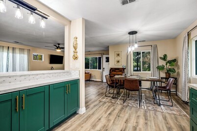 Buckthorn Beauty: Private Hot Tub & Lounge Space