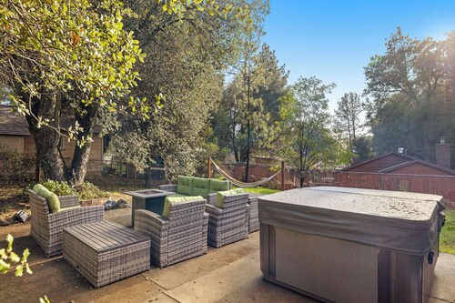 Buckthorn Beauty: Private Hot Tub & Lounge Space