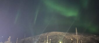 Norwegian winter adventure, northern lights, skiing, views, sea and mountains.