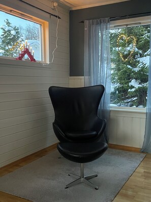 Interior - Norwegian winter adventure, northern lights, skiing, views, sea and mountains. (Troms)