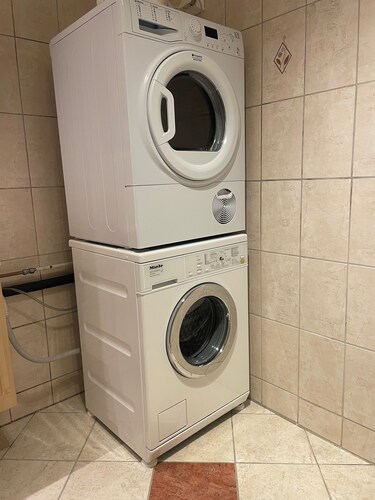 Norwegian winter adventure, northern lights, skiing, views, sea and mountains.