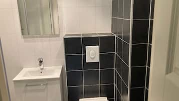 Sèche-cheveux, serviettes fournies, savon, papier toilette