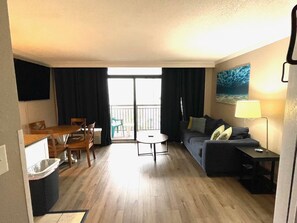 Living area - Cozy 1-bedroom condo with AC in peaceful Myrtle Beach 1009 (Myrtle Beach)