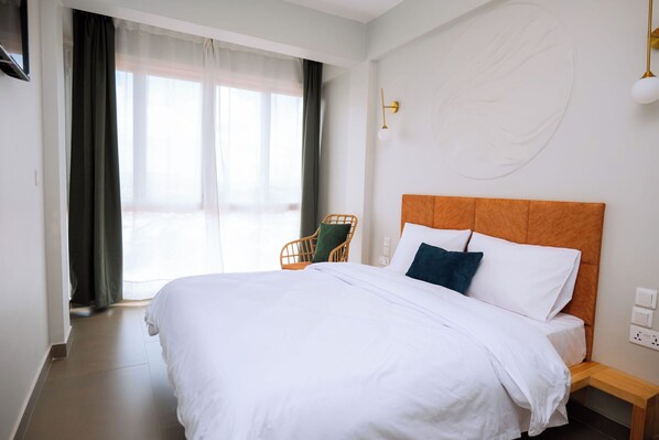 Habitación doble estándar, vista a la ciudad | Tabla de planchar con plancha y wifi gratis 