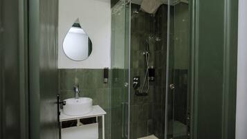 Standard-Doppelzimmer, Stadtblick | Badezimmer | Dusche, Handtücher, Seife, Shampoo