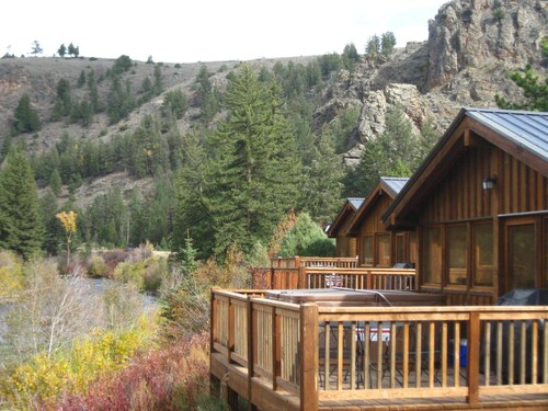 Beautiful 2 Bedroom Cabin on Taylor River with Private Hot Tub