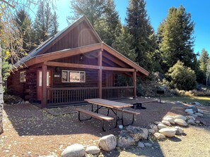 Outdoor dining - Roomy Taylor Canyon Cabin With Private Fishing Access (Almont)