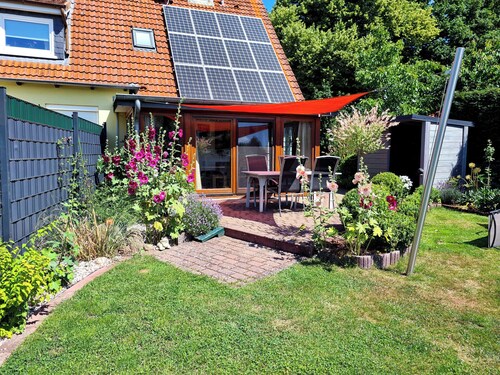 Comfortable house with fireplace/conservatory, fenced garden. Dog friendly!