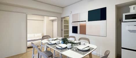 Apartamento de estilo japonés , balcón | Zona de estar | Smart TV de 55 pulgadas con canales por cable