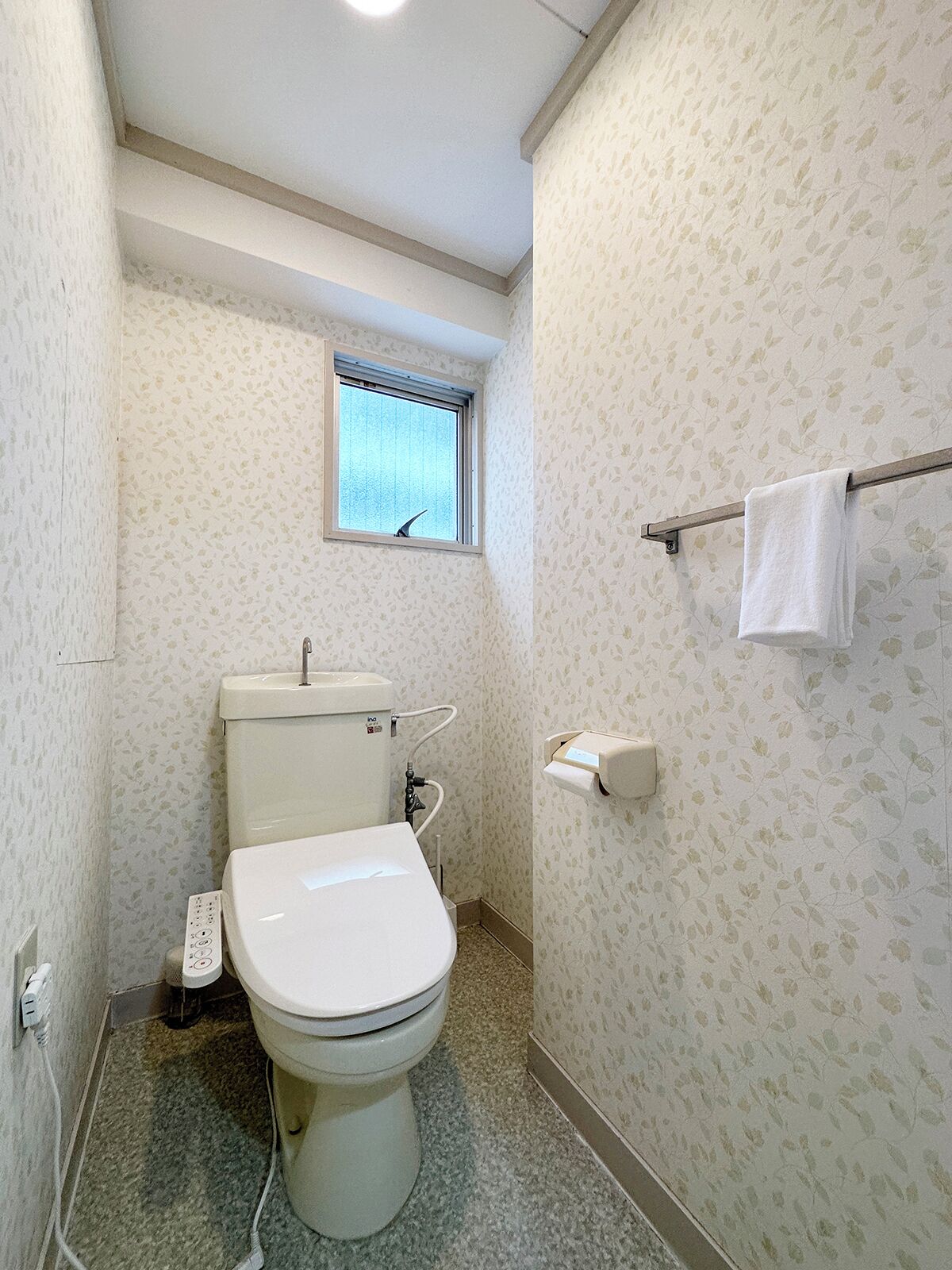 Apartamento de estilo japonés , balcón | Baño | Zapatillas