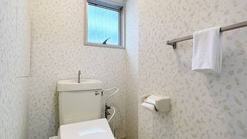 Apartamento de estilo japonés , balcón | Baño | Zapatillas