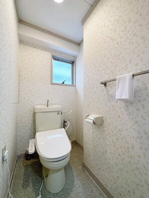 Lägenhet i japansk stil  - balkong | Badrum | Tofflor