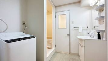 Apartamento de estilo japonés , balcón | Baño | Zapatillas