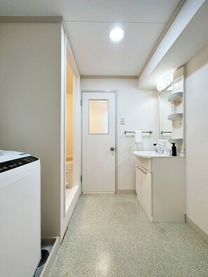 Apartamento de estilo japonés , balcón | Baño | Zapatillas