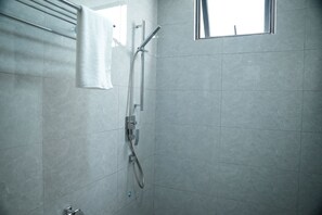 Chambre Standard double | Salle de bain | Ensemble baignoire-douche, serviettes fournies, savon