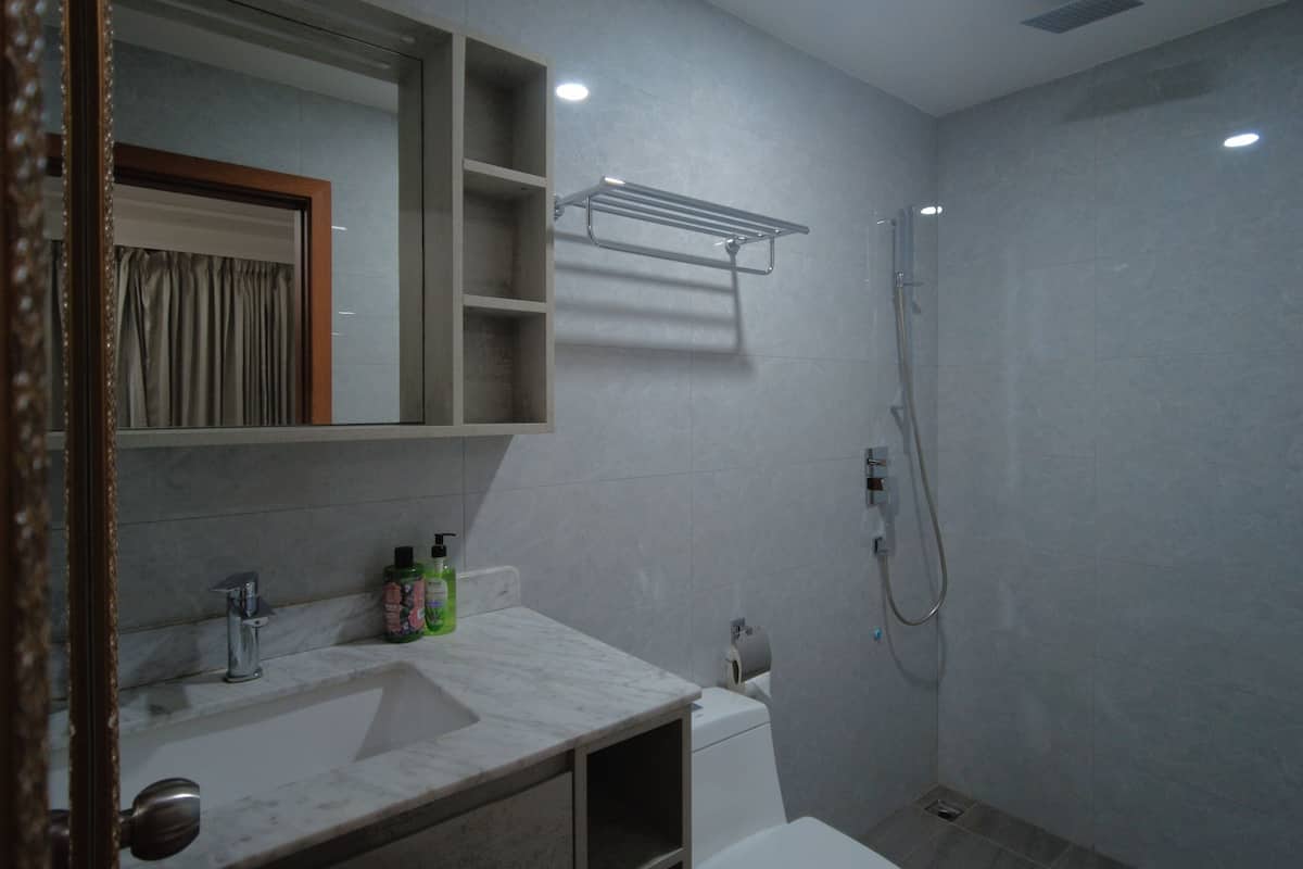 Habitación estándar con 2 camas individuales | Baño | Tina con regadera, toallas, jabón, papel de baño