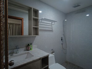 Habitación estándar con 2 camas individuales | Baño | Tina con regadera, toallas, jabón, papel de baño 