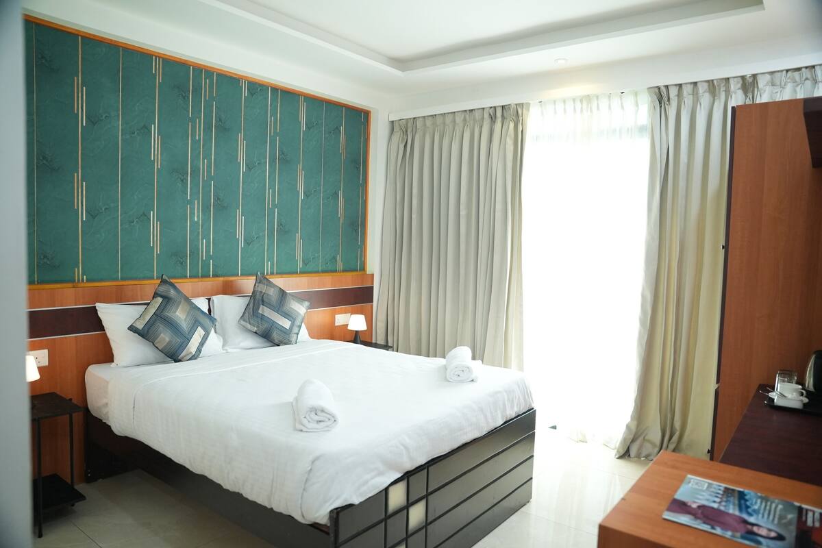 Premier Double Room, Sea View | Soundproofing, iron/ironing board (on request), WiFi (free)